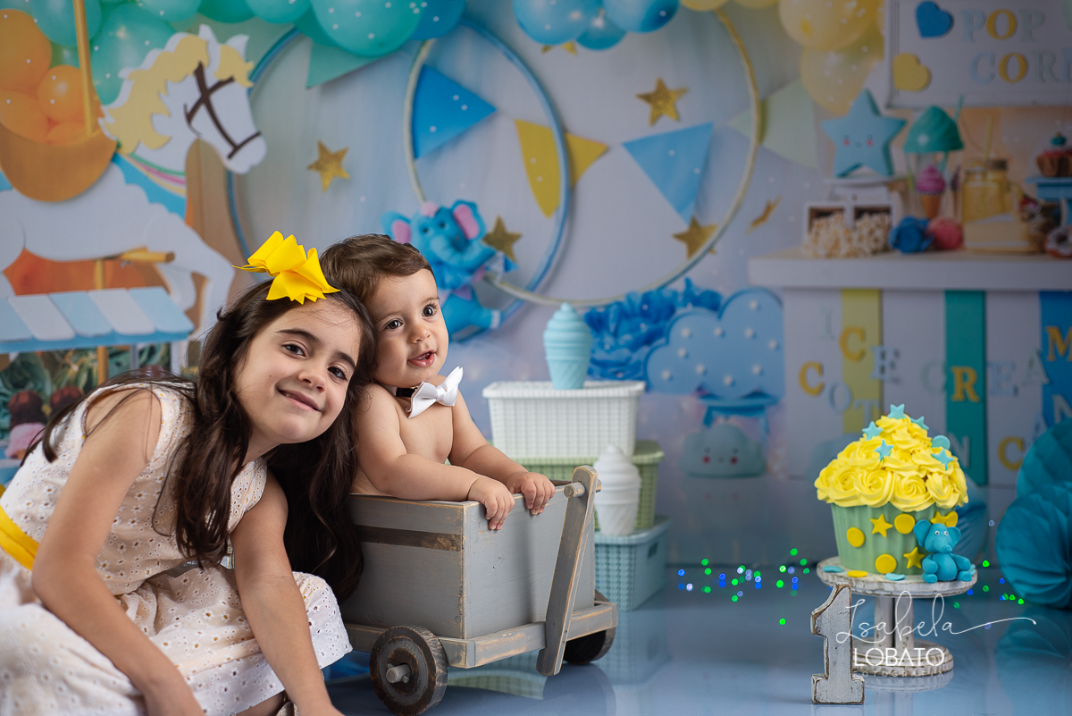 fotografa-de-criancas-em-barbacena-melhor-fotografa-de-barbacena-estudio-fotografico-infantil-isabela-lobato-fotografia-a-hora-do-bolo-mundo-azul-smash-the-cake-esmagando-o-bolo-aniversario-de-um-ano-book-infantil-bq-acompanhamento-fotografico-criativo