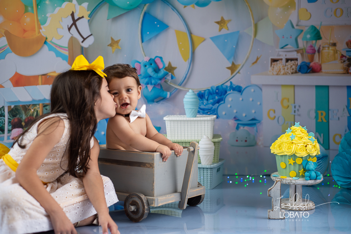 fotografa-de-criancas-em-barbacena-melhor-fotografa-de-barbacena-estudio-fotografico-infantil-isabela-lobato-fotografia-a-hora-do-bolo-mundo-azul-smash-the-cake-esmagando-o-bolo-aniversario-de-um-ano-book-infantil-bq-acompanhamento-fotografico-criativo