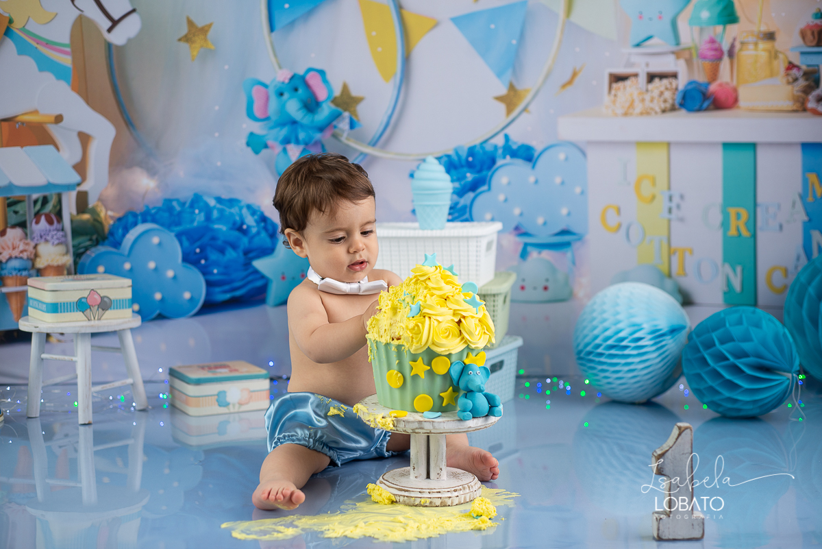 fotografa-de-criancas-em-barbacena-melhor-fotografa-de-barbacena-estudio-fotografico-infantil-isabela-lobato-fotografia-a-hora-do-bolo-mundo-azul-smash-the-cake-esmagando-o-bolo-aniversario-de-um-ano-book-infantil-bq-acompanhamento-fotografico-criativo