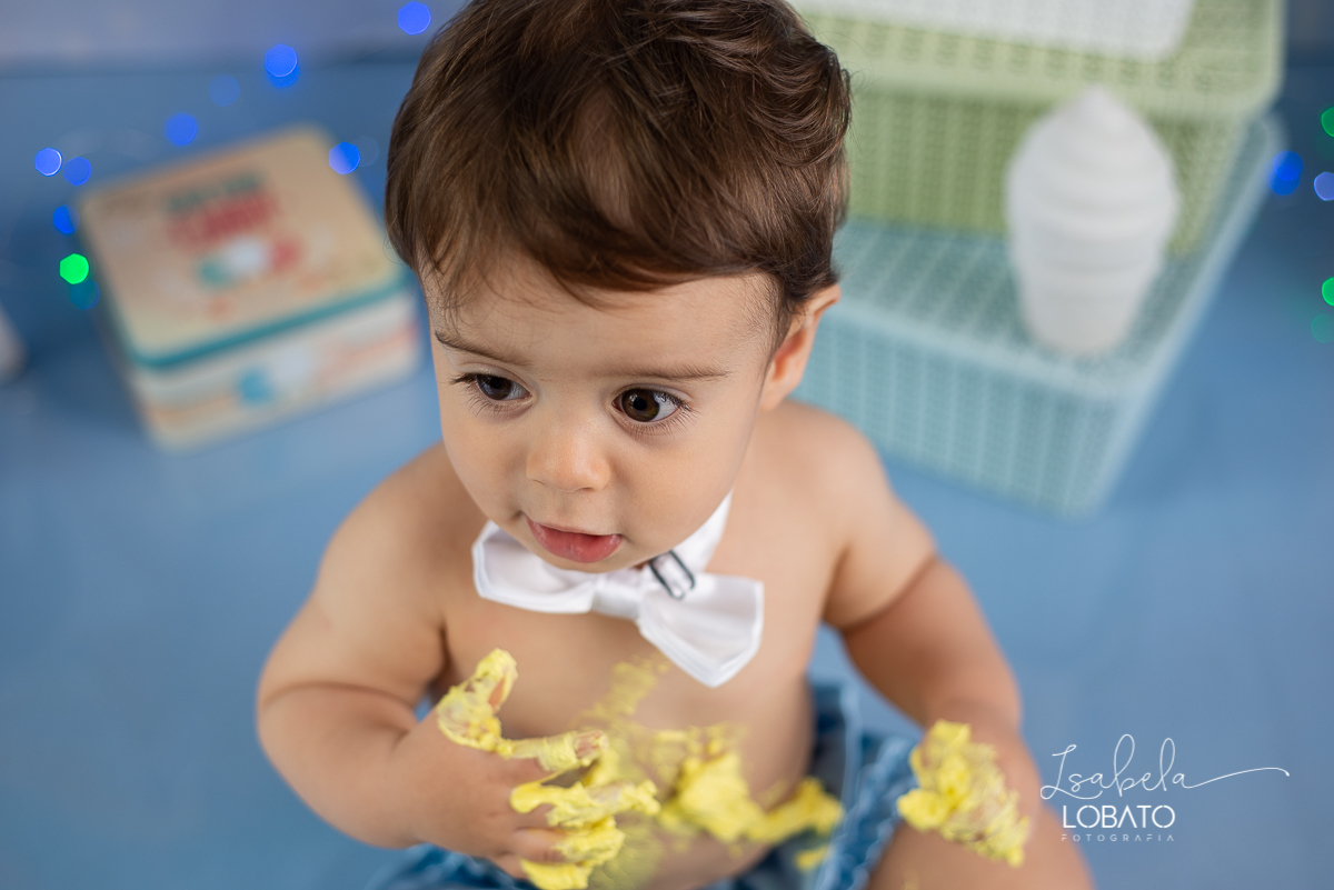 fotografa-de-criancas-em-barbacena-melhor-fotografa-de-barbacena-estudio-fotografico-infantil-isabela-lobato-fotografia-a-hora-do-bolo-mundo-azul-smash-the-cake-esmagando-o-bolo-aniversario-de-um-ano-book-infantil-bq-acompanhamento-fotografico-criativo