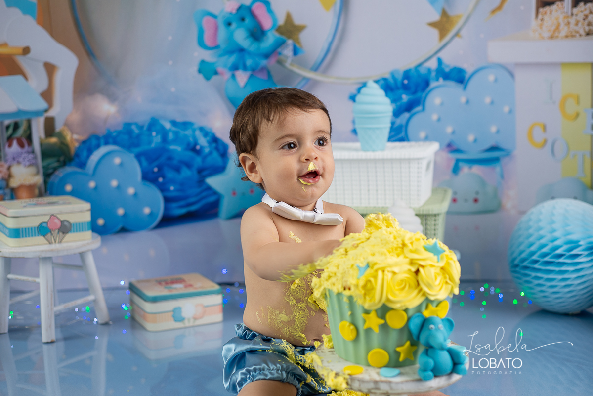 fotografa-de-criancas-em-barbacena-melhor-fotografa-de-barbacena-estudio-fotografico-infantil-isabela-lobato-fotografia-a-hora-do-bolo-mundo-azul-smash-the-cake-esmagando-o-bolo-aniversario-de-um-ano-book-infantil-bq-acompanhamento-fotografico-criativo