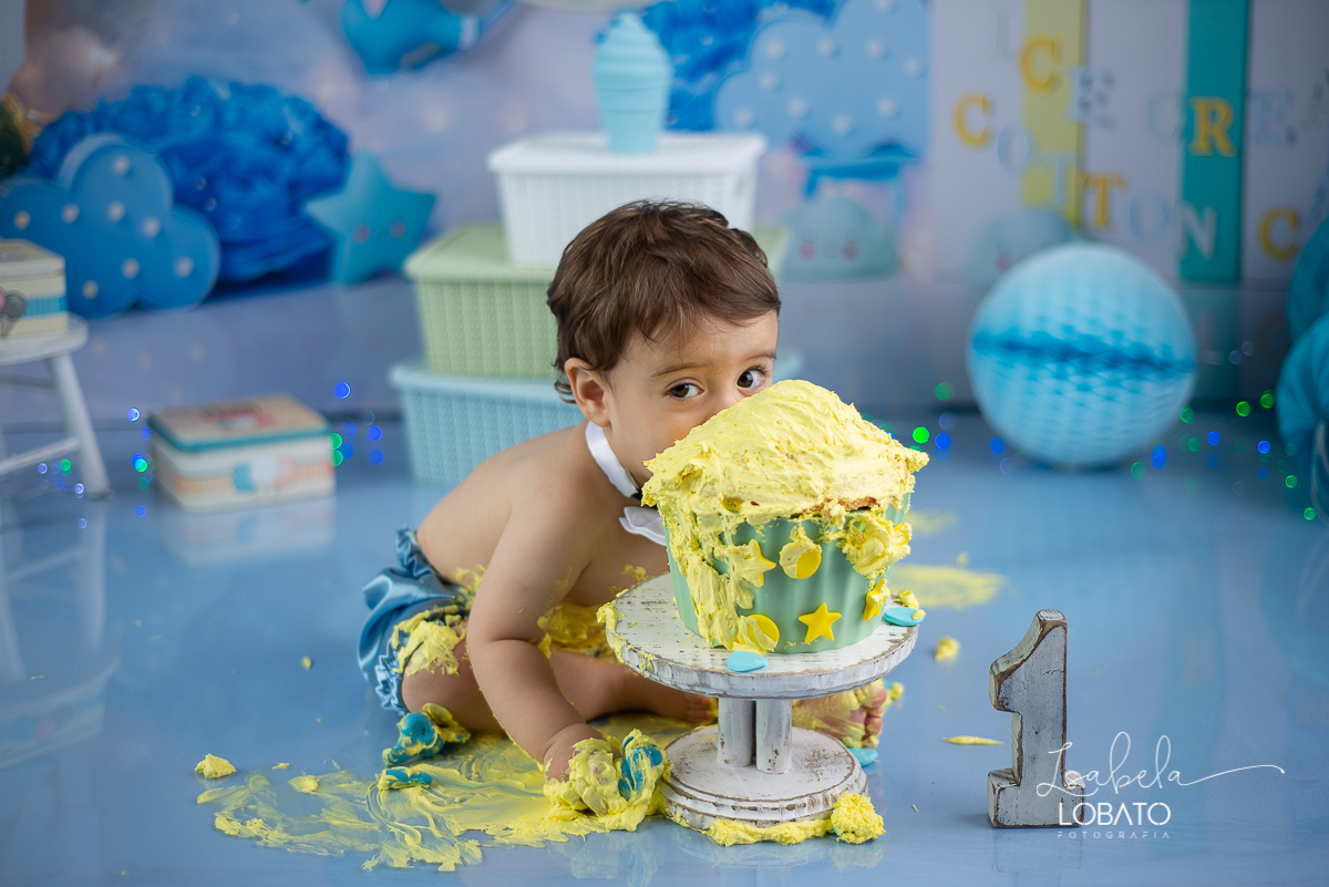 fotografa-de-criancas-em-barbacena-melhor-fotografa-de-barbacena-estudio-fotografico-infantil-isabela-lobato-fotografia-a-hora-do-bolo-mundo-azul-smash-the-cake-esmagando-o-bolo-aniversario-de-um-ano-book-infantil-bq-acompanhamento-fotografico-criativo