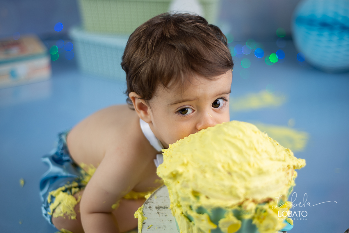 fotografa-de-criancas-em-barbacena-melhor-fotografa-de-barbacena-estudio-fotografico-infantil-isabela-lobato-fotografia-a-hora-do-bolo-mundo-azul-smash-the-cake-esmagando-o-bolo-aniversario-de-um-ano-book-infantil-bq-acompanhamento-fotografico-criativo