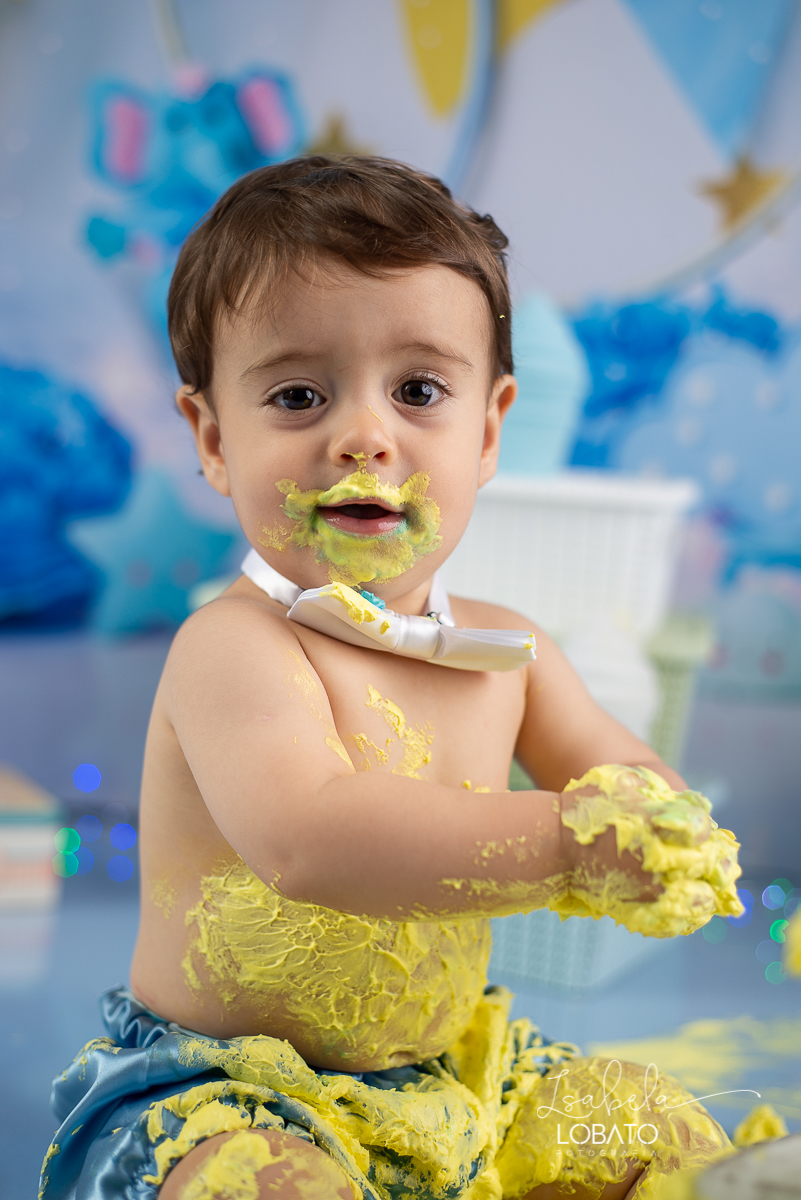 fotografa-de-criancas-em-barbacena-melhor-fotografa-de-barbacena-estudio-fotografico-infantil-isabela-lobato-fotografia-a-hora-do-bolo-mundo-azul-smash-the-cake-esmagando-o-bolo-aniversario-de-um-ano-book-infantil-bq-acompanhamento-fotografico-criativo
