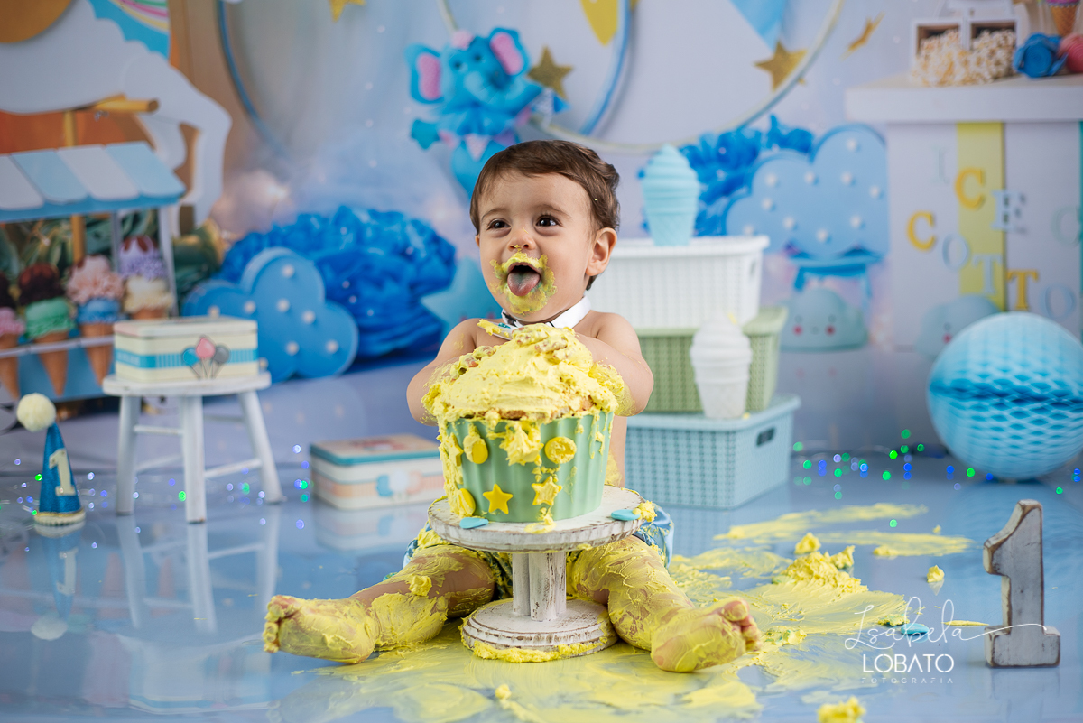 fotografa-de-criancas-em-barbacena-melhor-fotografa-de-barbacena-estudio-fotografico-infantil-isabela-lobato-fotografia-a-hora-do-bolo-mundo-azul-smash-the-cake-esmagando-o-bolo-aniversario-de-um-ano-book-infantil-bq-acompanhamento-fotografico-criativo