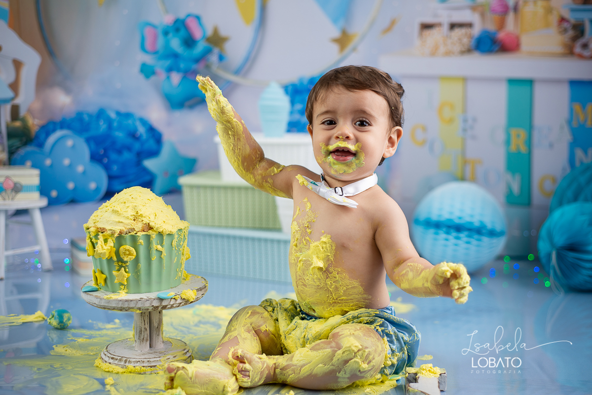fotografa-de-criancas-em-barbacena-melhor-fotografa-de-barbacena-estudio-fotografico-infantil-isabela-lobato-fotografia-a-hora-do-bolo-mundo-azul-smash-the-cake-esmagando-o-bolo-aniversario-de-um-ano-book-infantil-bq-acompanhamento-fotografico-criativo