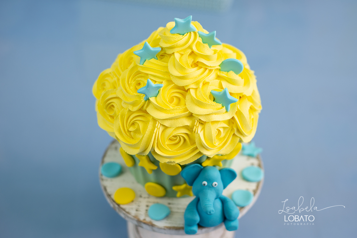 fotografa-de-criancas-em-barbacena-melhor-fotografa-de-barbacena-estudio-fotografico-infantil-isabela-lobato-fotografia-a-hora-do-bolo-mundo-azul-smash-the-cake-esmagando-o-bolo-aniversario-de-um-ano-book-infantil-bq-acompanhamento-fotografico-criativo