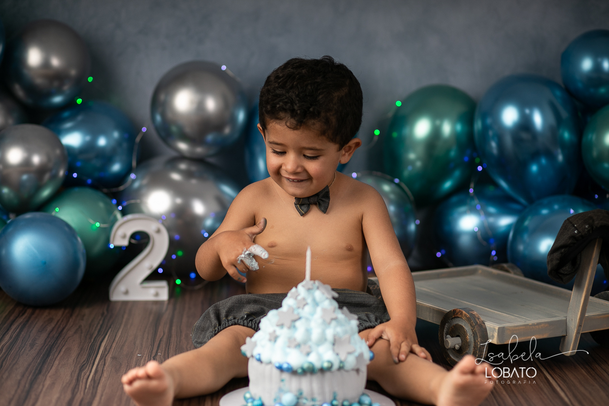 fotografa-de-criancas-em-barbacena-melhor-fotografa-de-barbacena-estudio-fotografico-infantil-isabela-lobato-fotografia-a-hora-do-bolo-mundo-azul-smash-the-cake-esmagando-o-bolo-book-infantil-bq-acompanhamento-fotografico-criativo-fotografa-em-carandai