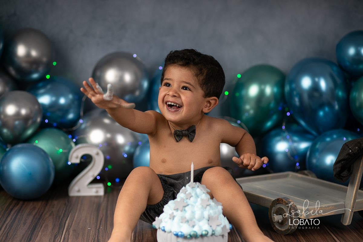 fotografa-de-criancas-em-barbacena-melhor-fotografa-de-barbacena-estudio-fotografico-infantil-isabela-lobato-fotografia-a-hora-do-bolo-mundo-azul-smash-the-cake-esmagando-o-bolo-book-infantil-bq-acompanhamento-fotografico-criativo-fotografa-em-carandai
