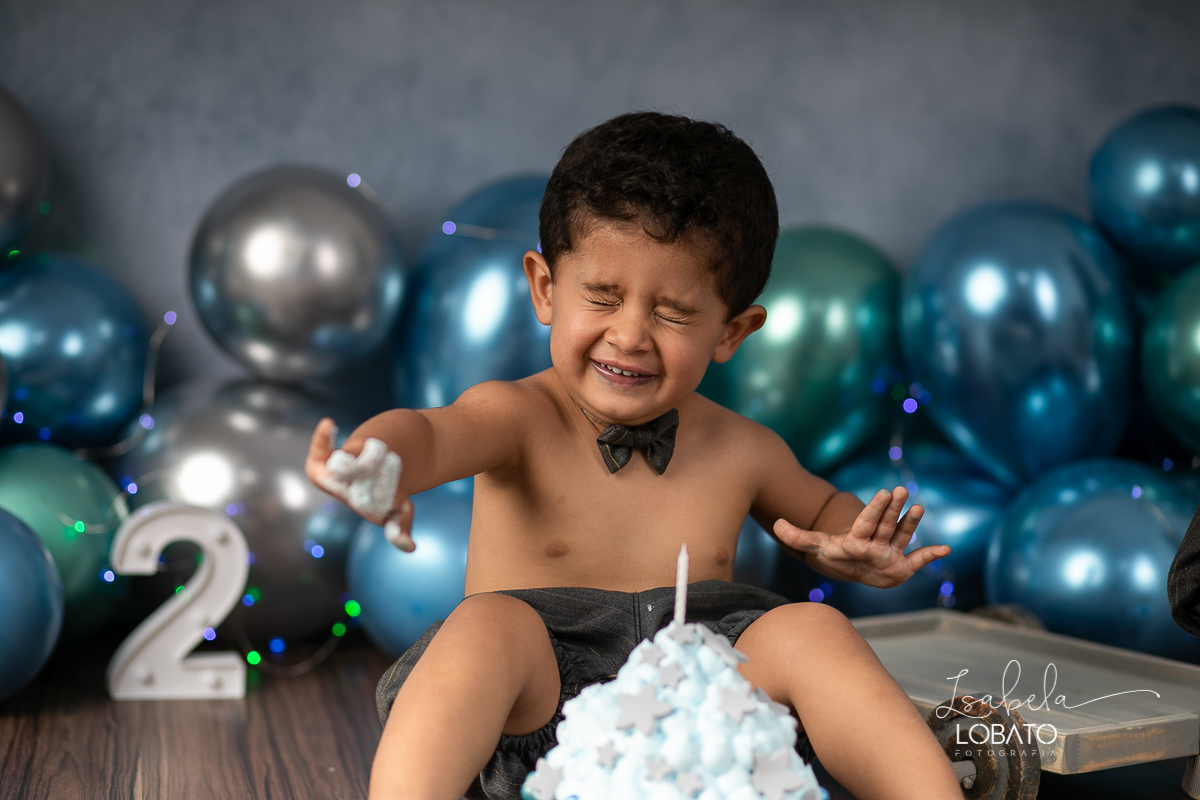 fotografa-de-criancas-em-barbacena-melhor-fotografa-de-barbacena-estudio-fotografico-infantil-isabela-lobato-fotografia-a-hora-do-bolo-mundo-azul-smash-the-cake-esmagando-o-bolo-book-infantil-bq-acompanhamento-fotografico-criativo-fotografa-em-carandai