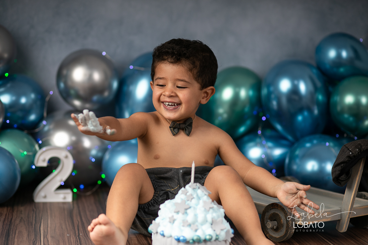 fotografa-de-criancas-em-barbacena-melhor-fotografa-de-barbacena-estudio-fotografico-infantil-isabela-lobato-fotografia-a-hora-do-bolo-mundo-azul-smash-the-cake-esmagando-o-bolo-book-infantil-bq-acompanhamento-fotografico-criativo-fotografa-em-carandai