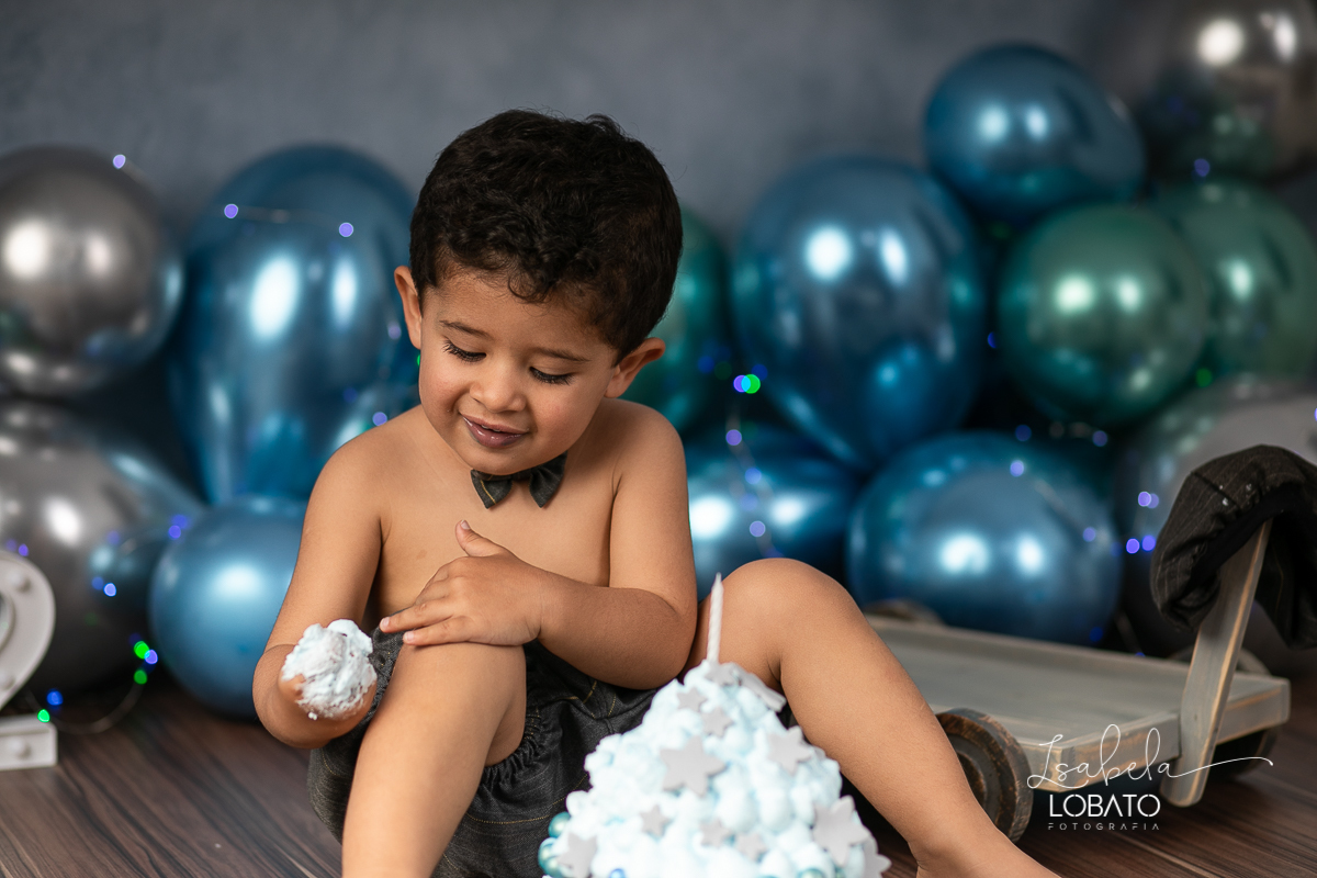 fotografa-de-criancas-em-barbacena-melhor-fotografa-de-barbacena-estudio-fotografico-infantil-isabela-lobato-fotografia-a-hora-do-bolo-mundo-azul-smash-the-cake-esmagando-o-bolo-book-infantil-bq-acompanhamento-fotografico-criativo-fotografa-em-carandai