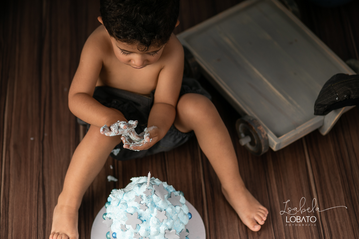 fotografa-de-criancas-em-barbacena-melhor-fotografa-de-barbacena-estudio-fotografico-infantil-isabela-lobato-fotografia-a-hora-do-bolo-mundo-azul-smash-the-cake-esmagando-o-bolo-book-infantil-bq-acompanhamento-fotografico-criativo-fotografa-em-carandai