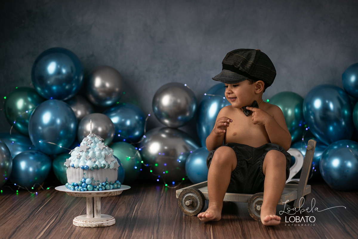 fotografa-de-criancas-em-barbacena-melhor-fotografa-de-barbacena-estudio-fotografico-infantil-isabela-lobato-fotografia-a-hora-do-bolo-mundo-azul-smash-the-cake-esmagando-o-bolo-book-infantil-bq-acompanhamento-fotografico-criativo-fotografa-em-carandai