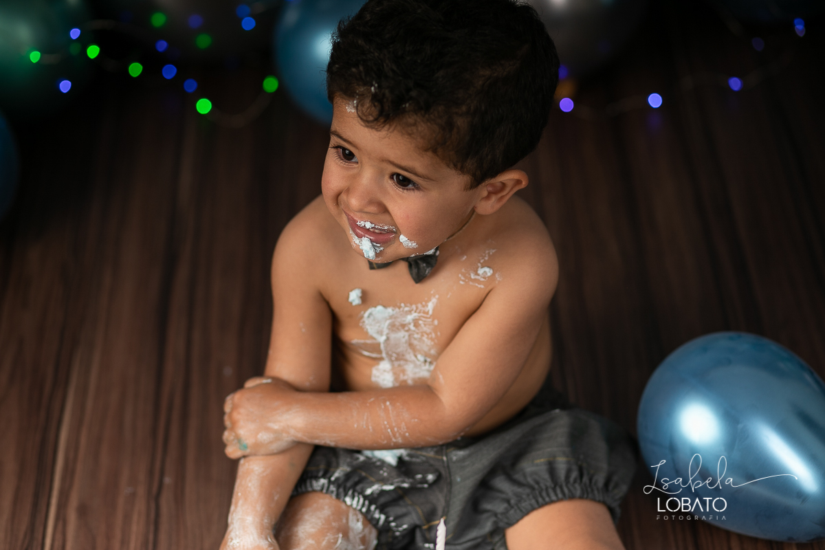 fotografa-de-criancas-em-barbacena-melhor-fotografa-de-barbacena-estudio-fotografico-infantil-isabela-lobato-fotografia-a-hora-do-bolo-mundo-azul-smash-the-cake-esmagando-o-bolo-book-infantil-bq-acompanhamento-fotografico-criativo-fotografa-em-carandai