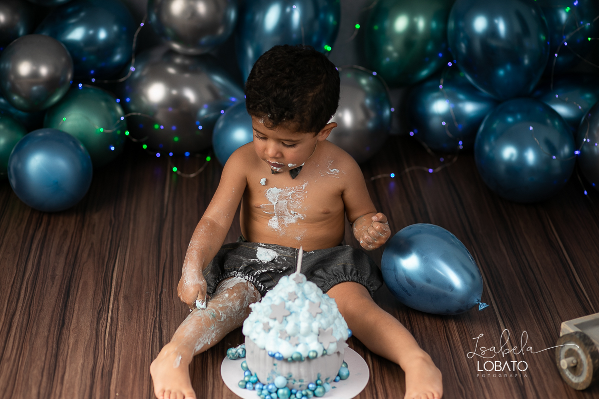 fotografa-de-criancas-em-barbacena-melhor-fotografa-de-barbacena-estudio-fotografico-infantil-isabela-lobato-fotografia-a-hora-do-bolo-mundo-azul-smash-the-cake-esmagando-o-bolo-book-infantil-bq-acompanhamento-fotografico-criativo-fotografa-em-carandai