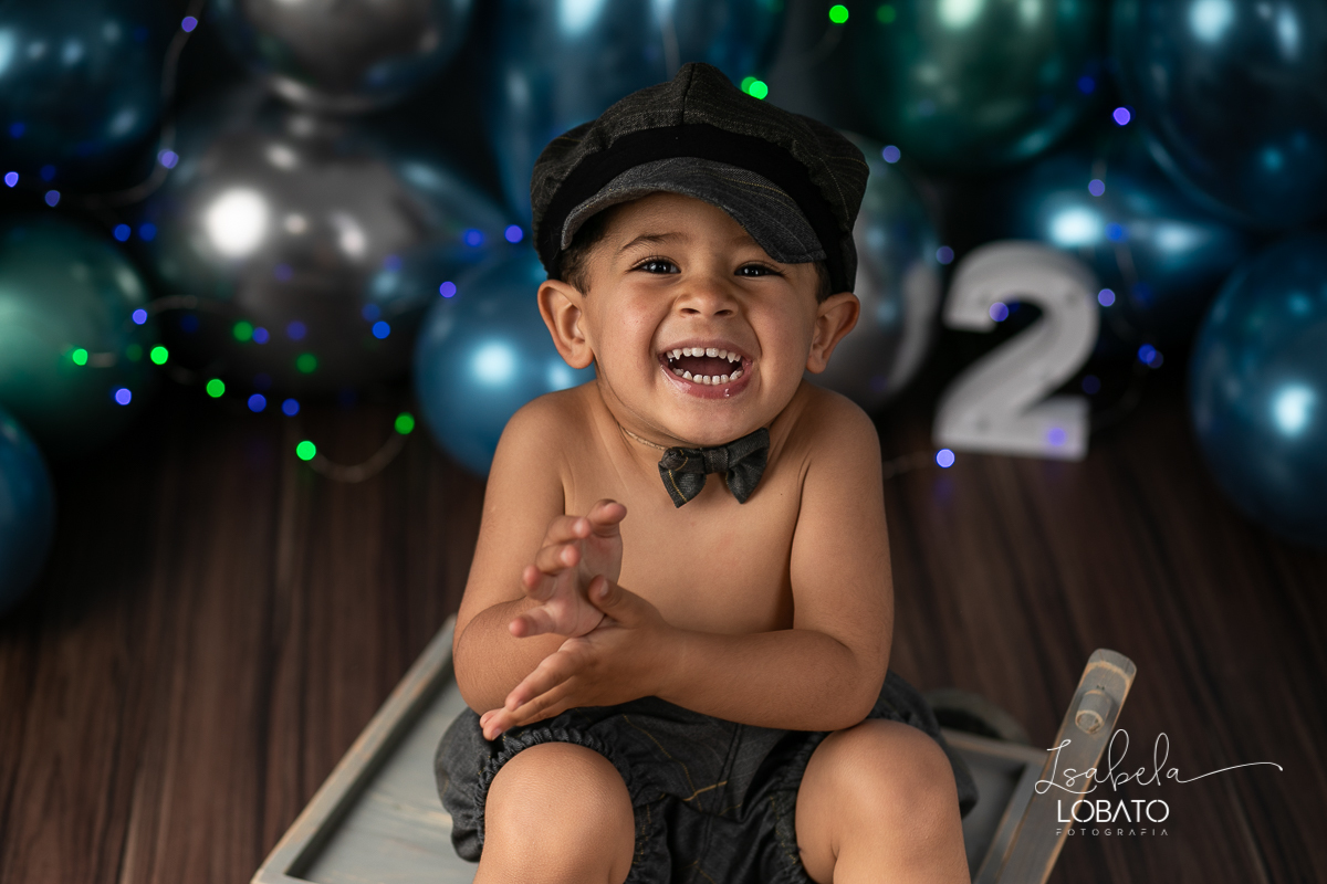 fotografa-de-criancas-em-barbacena-melhor-fotografa-de-barbacena-estudio-fotografico-infantil-isabela-lobato-fotografia-a-hora-do-bolo-mundo-azul-smash-the-cake-esmagando-o-bolo-book-infantil-bq-acompanhamento-fotografico-criativo-fotografa-em-carandai