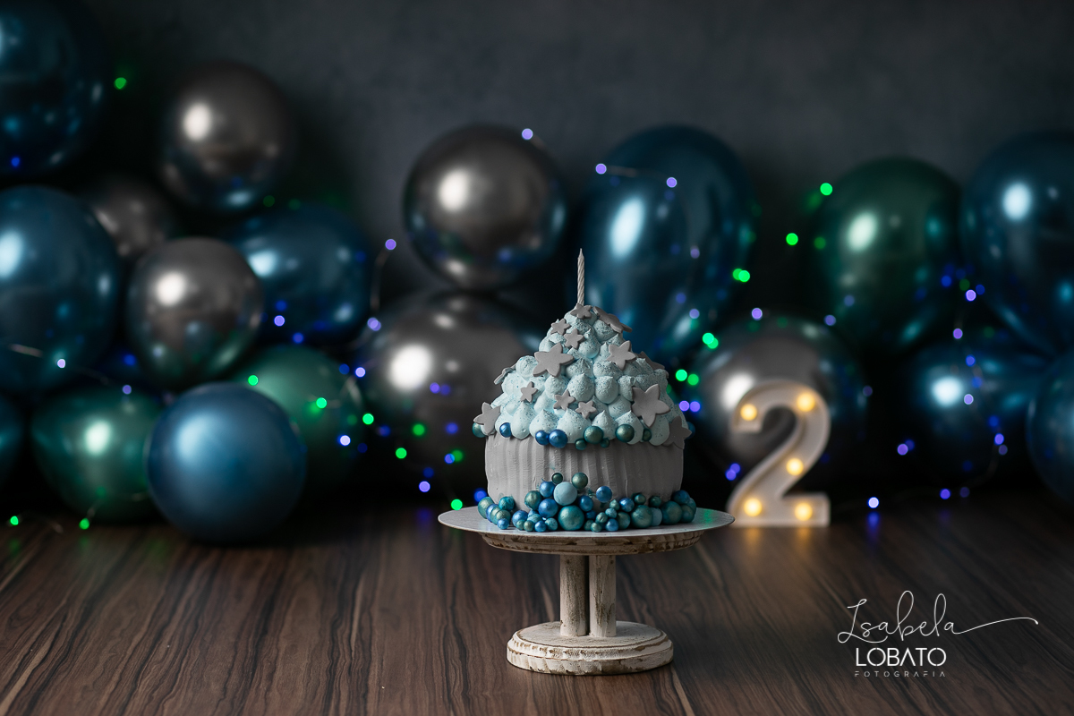 fotografa-de-criancas-em-barbacena-melhor-fotografa-de-barbacena-estudio-fotografico-infantil-isabela-lobato-fotografia-a-hora-do-bolo-mundo-azul-smash-the-cake-esmagando-o-bolo-book-infantil-bq-acompanhamento-fotografico-criativo-fotografa-em-carandai