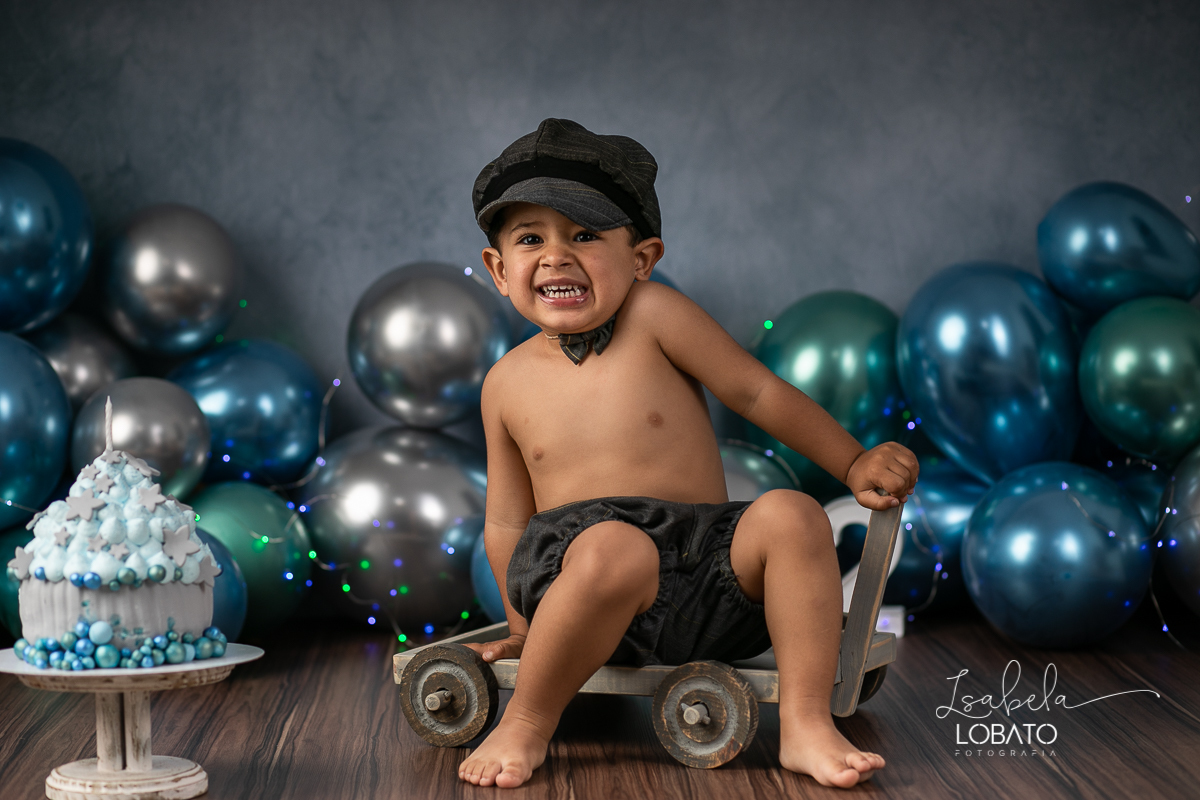 fotografa-de-criancas-em-barbacena-melhor-fotografa-de-barbacena-estudio-fotografico-infantil-isabela-lobato-fotografia-a-hora-do-bolo-mundo-azul-smash-the-cake-esmagando-o-bolo-book-infantil-bq-acompanhamento-fotografico-criativo-fotografa-em-carandai