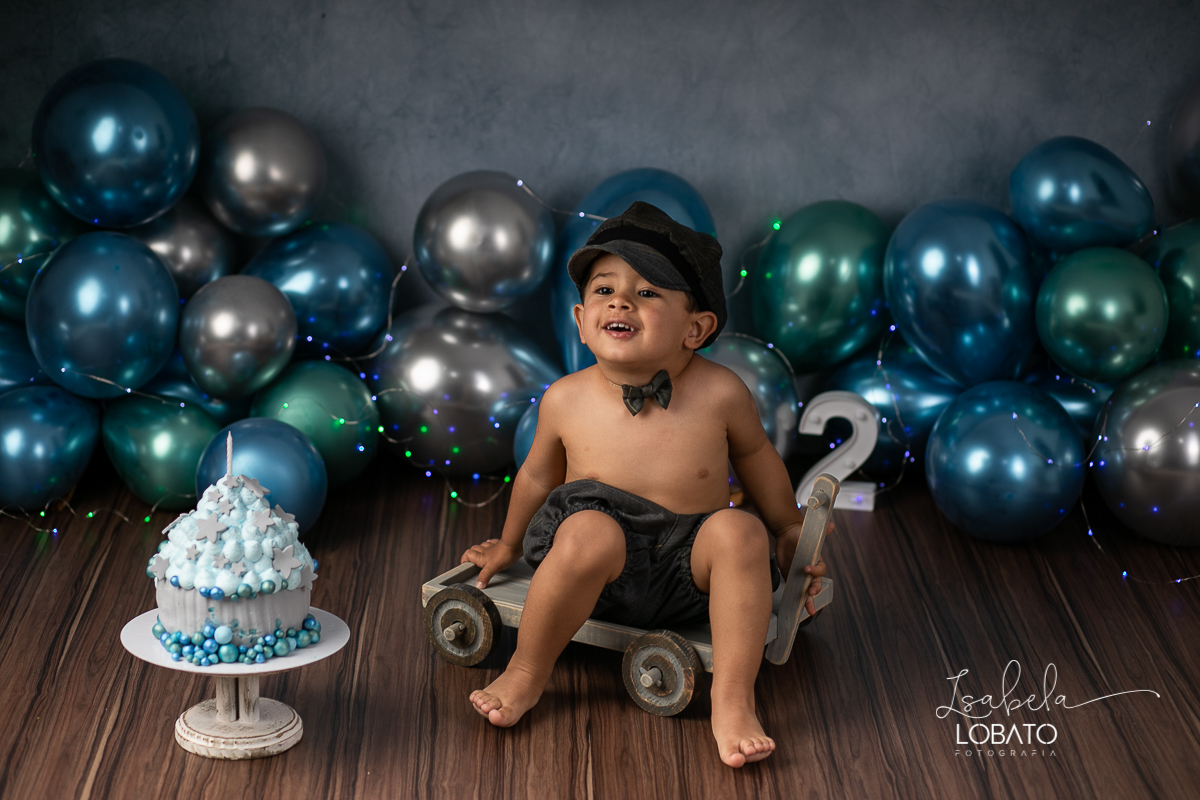 fotografa-de-criancas-em-barbacena-melhor-fotografa-de-barbacena-estudio-fotografico-infantil-isabela-lobato-fotografia-a-hora-do-bolo-mundo-azul-smash-the-cake-esmagando-o-bolo-book-infantil-bq-acompanhamento-fotografico-criativo-fotografa-em-carandai