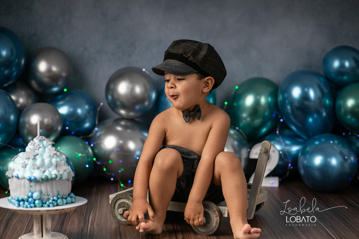 fotografa-de-criancas-em-barbacena-melhor-fotografa-de-barbacena-estudio-fotografico-infantil-isabela-lobato-fotografia-a-hora-do-bolo-mundo-azul-smash-the-cake-esmagando-o-bolo-book-infantil-bq-acompanhamento-fotografico-criativo-fotografa-em-carandai