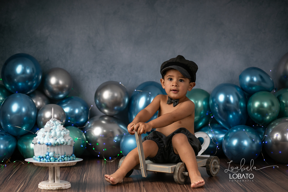 fotografa-de-criancas-em-barbacena-melhor-fotografa-de-barbacena-estudio-fotografico-infantil-isabela-lobato-fotografia-a-hora-do-bolo-mundo-azul-smash-the-cake-esmagando-o-bolo-book-infantil-bq-acompanhamento-fotografico-criativo-fotografa-em-carandai