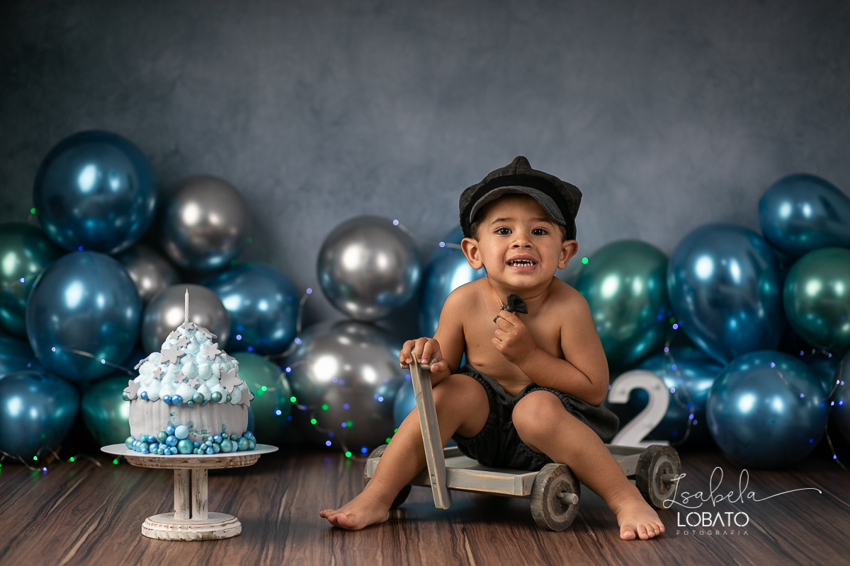 fotografa-de-criancas-em-barbacena-melhor-fotografa-de-barbacena-estudio-fotografico-infantil-isabela-lobato-fotografia-a-hora-do-bolo-mundo-azul-smash-the-cake-esmagando-o-bolo-book-infantil-bq-acompanhamento-fotografico-criativo-fotografa-em-carandai