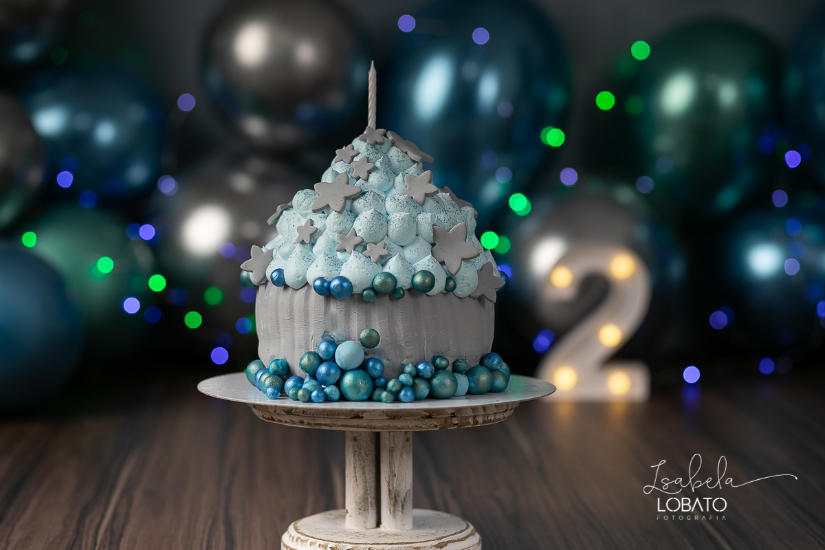 fotografa-de-criancas-em-barbacena-melhor-fotografa-de-barbacena-estudio-fotografico-infantil-isabela-lobato-fotografia-a-hora-do-bolo-mundo-azul-smash-the-cake-esmagando-o-bolo-book-infantil-bq-acompanhamento-fotografico-criativo-fotografa-em-carandai