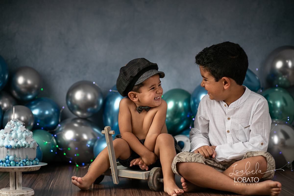 fotografa-de-criancas-em-barbacena-melhor-fotografa-de-barbacena-estudio-fotografico-infantil-isabela-lobato-fotografia-a-hora-do-bolo-mundo-azul-smash-the-cake-esmagando-o-bolo-book-infantil-bq-acompanhamento-fotografico-criativo-fotografa-em-carandai