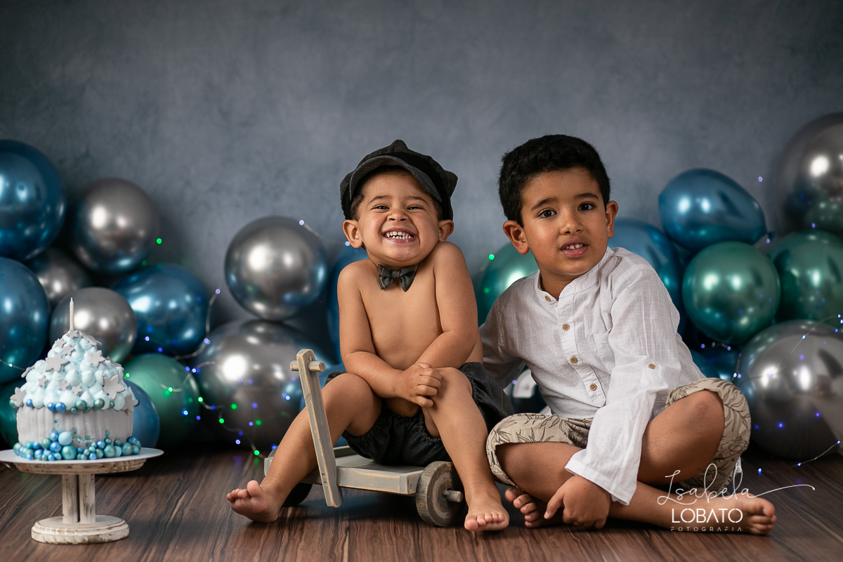fotografa-de-criancas-em-barbacena-melhor-fotografa-de-barbacena-estudio-fotografico-infantil-isabela-lobato-fotografia-a-hora-do-bolo-mundo-azul-smash-the-cake-esmagando-o-bolo-book-infantil-bq-acompanhamento-fotografico-criativo-fotografa-em-carandai