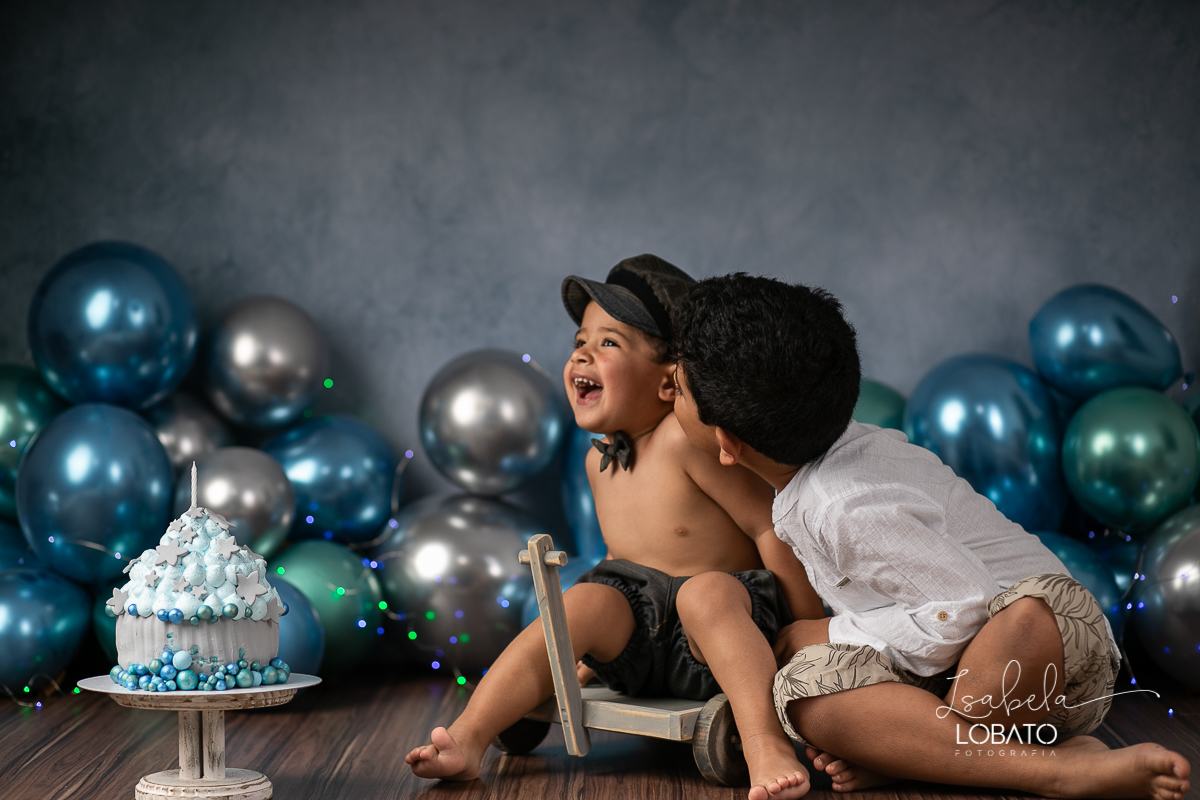 fotografa-de-criancas-em-barbacena-melhor-fotografa-de-barbacena-estudio-fotografico-infantil-isabela-lobato-fotografia-a-hora-do-bolo-mundo-azul-smash-the-cake-esmagando-o-bolo-book-infantil-bq-acompanhamento-fotografico-criativo-fotografa-em-carandai