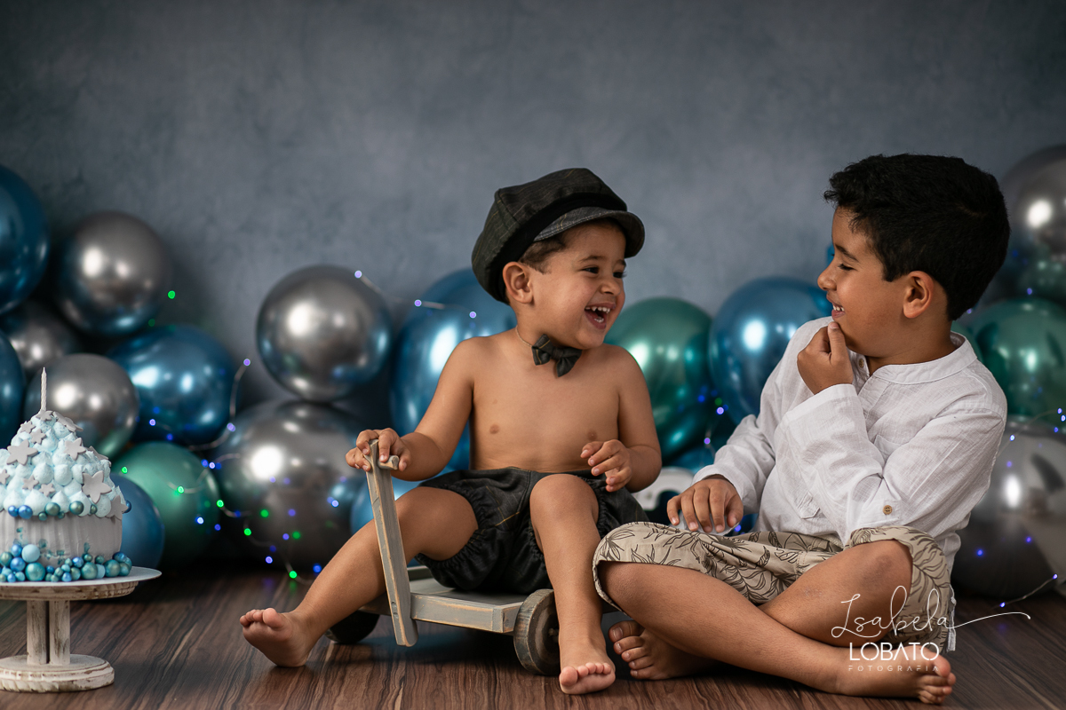 fotografa-de-criancas-em-barbacena-melhor-fotografa-de-barbacena-estudio-fotografico-infantil-isabela-lobato-fotografia-a-hora-do-bolo-mundo-azul-smash-the-cake-esmagando-o-bolo-book-infantil-bq-acompanhamento-fotografico-criativo-fotografa-em-carandai