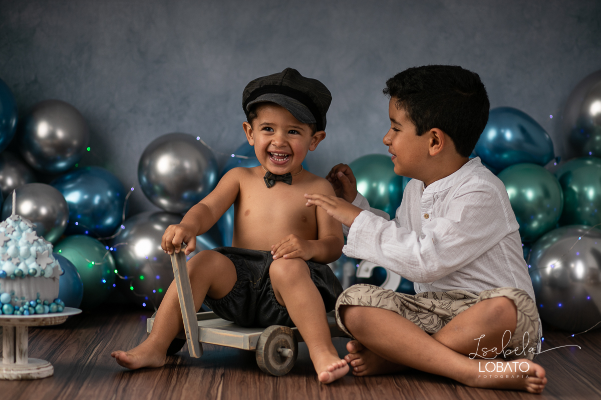 fotografa-de-criancas-em-barbacena-melhor-fotografa-de-barbacena-estudio-fotografico-infantil-isabela-lobato-fotografia-a-hora-do-bolo-mundo-azul-smash-the-cake-esmagando-o-bolo-book-infantil-bq-acompanhamento-fotografico-criativo-fotografa-em-carandai