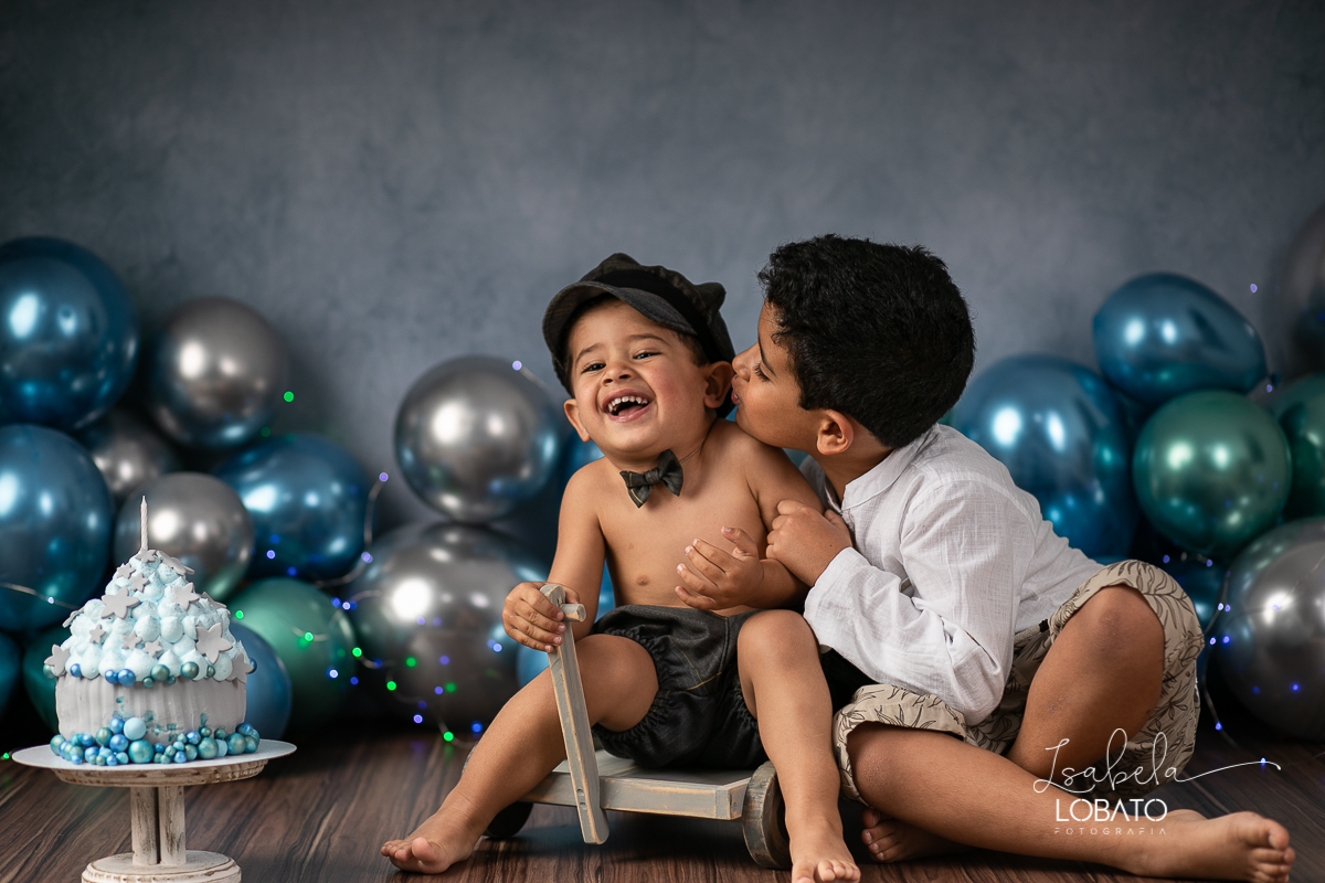 fotografa-de-criancas-em-barbacena-melhor-fotografa-de-barbacena-estudio-fotografico-infantil-isabela-lobato-fotografia-a-hora-do-bolo-mundo-azul-smash-the-cake-esmagando-o-bolo-book-infantil-bq-acompanhamento-fotografico-criativo-fotografa-em-carandai