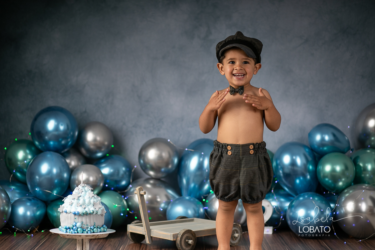 fotografa-de-criancas-em-barbacena-melhor-fotografa-de-barbacena-estudio-fotografico-infantil-isabela-lobato-fotografia-a-hora-do-bolo-mundo-azul-smash-the-cake-esmagando-o-bolo-book-infantil-bq-acompanhamento-fotografico-criativo-fotografa-em-carandai