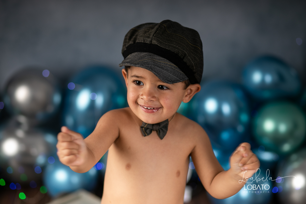 fotografa-de-criancas-em-barbacena-melhor-fotografa-de-barbacena-estudio-fotografico-infantil-isabela-lobato-fotografia-a-hora-do-bolo-mundo-azul-smash-the-cake-esmagando-o-bolo-book-infantil-bq-acompanhamento-fotografico-criativo-fotografa-em-carandai