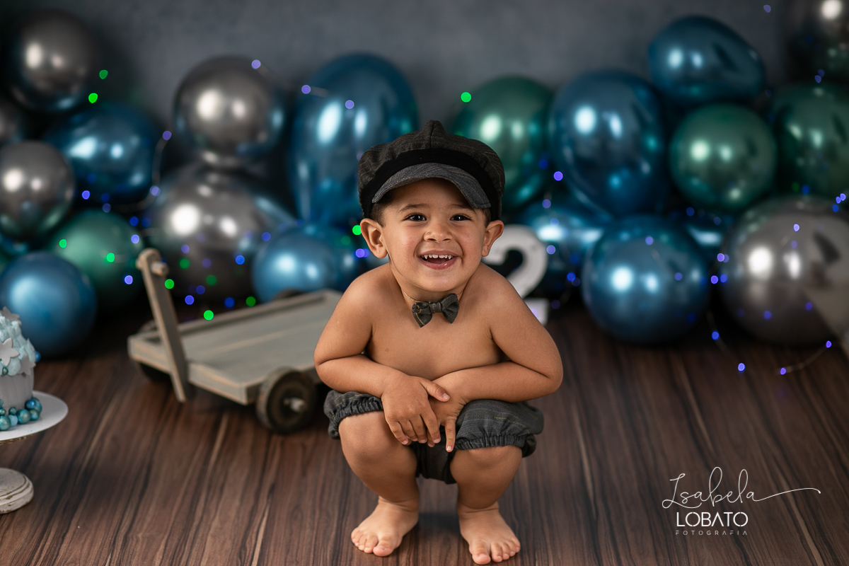 fotografa-de-criancas-em-barbacena-melhor-fotografa-de-barbacena-estudio-fotografico-infantil-isabela-lobato-fotografia-a-hora-do-bolo-mundo-azul-smash-the-cake-esmagando-o-bolo-book-infantil-bq-acompanhamento-fotografico-criativo-fotografa-em-carandai