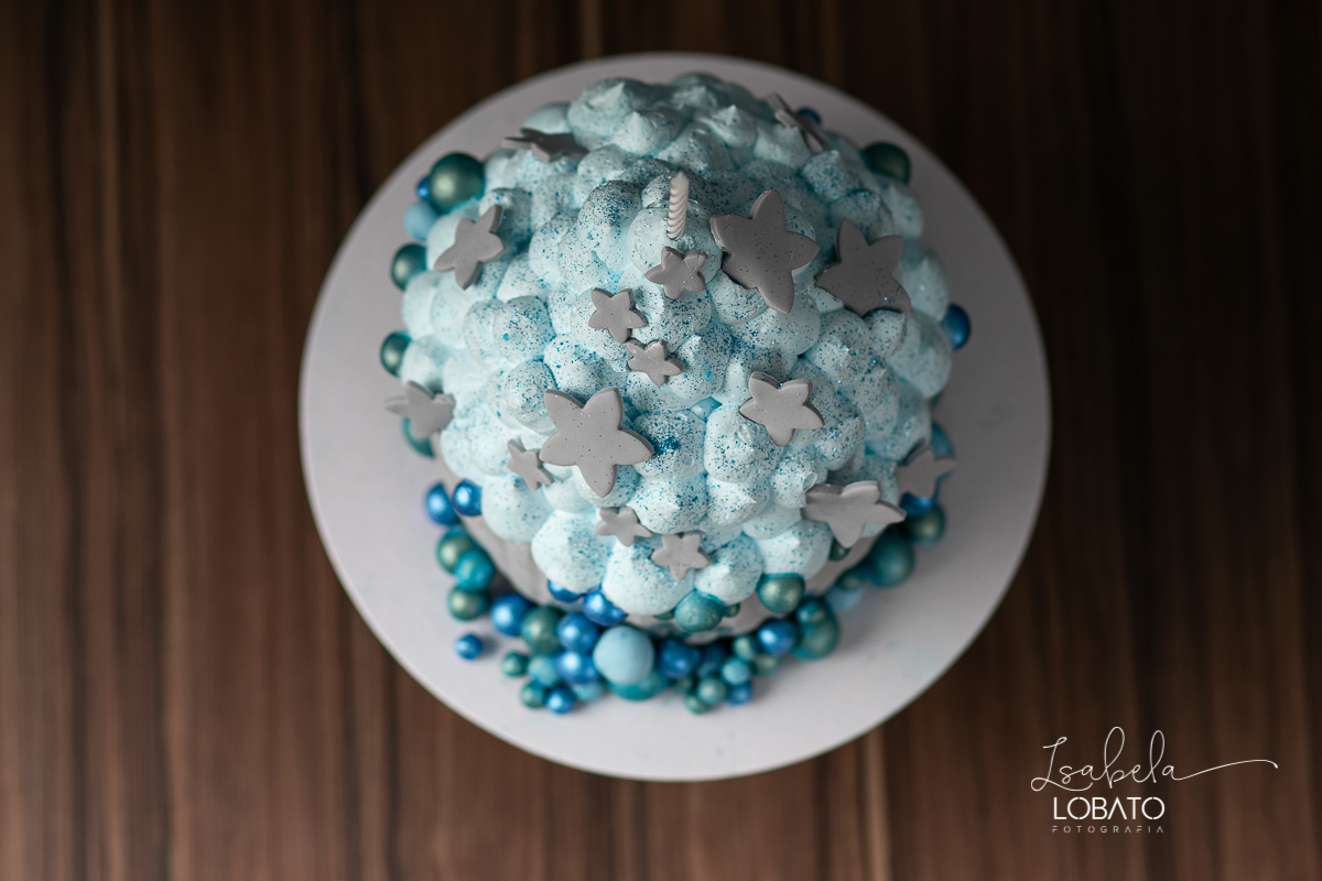 fotografa-de-criancas-em-barbacena-melhor-fotografa-de-barbacena-estudio-fotografico-infantil-isabela-lobato-fotografia-a-hora-do-bolo-mundo-azul-smash-the-cake-esmagando-o-bolo-book-infantil-bq-acompanhamento-fotografico-criativo-fotografa-em-carandai