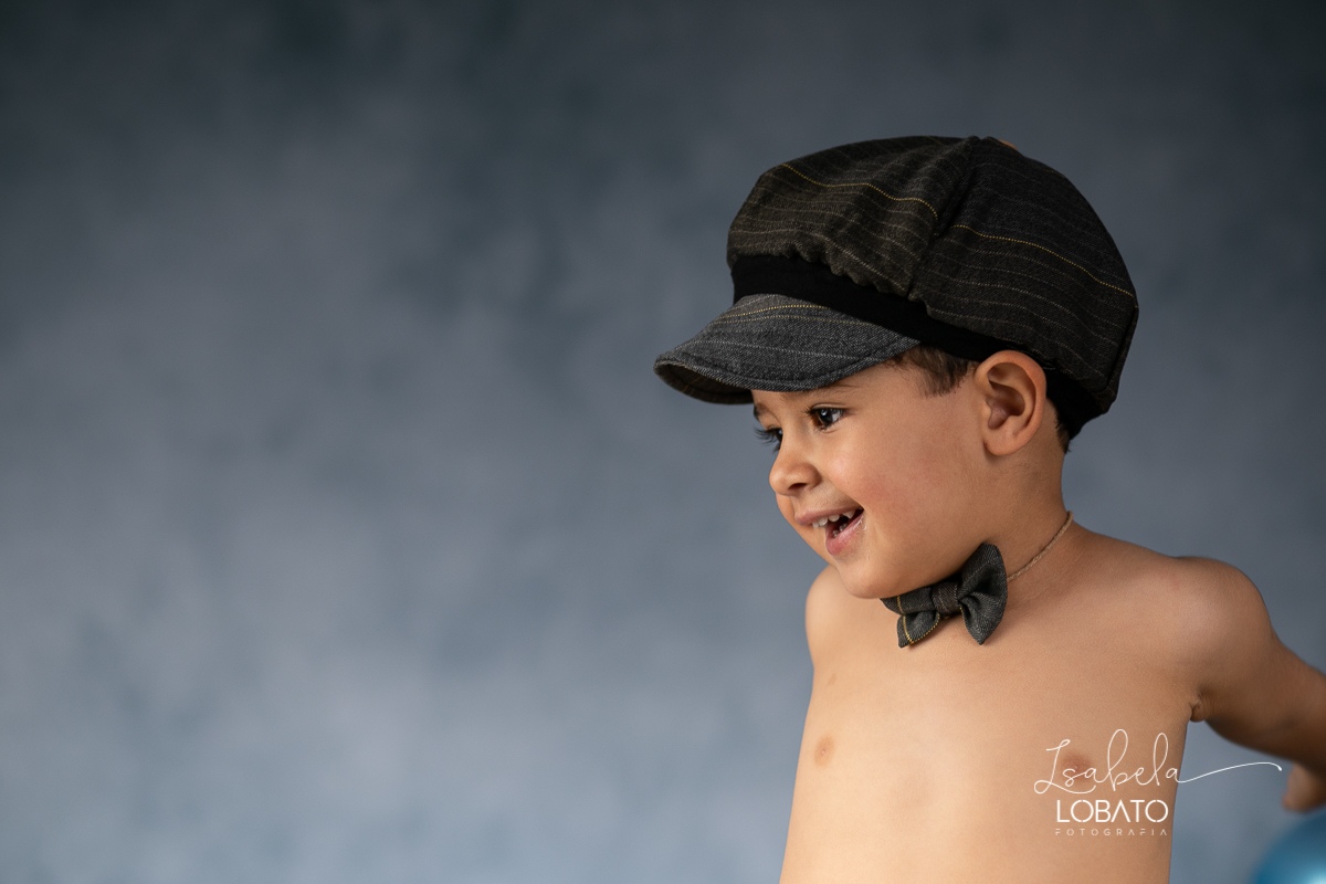 fotografa-de-criancas-em-barbacena-melhor-fotografa-de-barbacena-estudio-fotografico-infantil-isabela-lobato-fotografia-a-hora-do-bolo-mundo-azul-smash-the-cake-esmagando-o-bolo-book-infantil-bq-acompanhamento-fotografico-criativo-fotografa-em-carandai