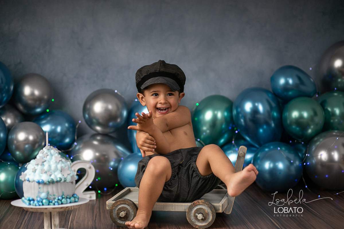 fotografa-de-criancas-em-barbacena-melhor-fotografa-de-barbacena-estudio-fotografico-infantil-isabela-lobato-fotografia-a-hora-do-bolo-mundo-azul-smash-the-cake-esmagando-o-bolo-book-infantil-bq-acompanhamento-fotografico-criativo-fotografa-em-carandai