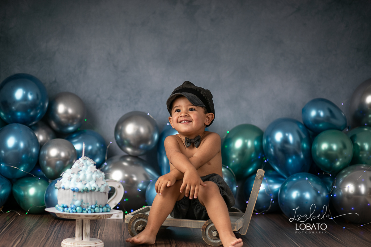 fotografa-de-criancas-em-barbacena-melhor-fotografa-de-barbacena-estudio-fotografico-infantil-isabela-lobato-fotografia-a-hora-do-bolo-mundo-azul-smash-the-cake-esmagando-o-bolo-book-infantil-bq-acompanhamento-fotografico-criativo-fotografa-em-carandai
