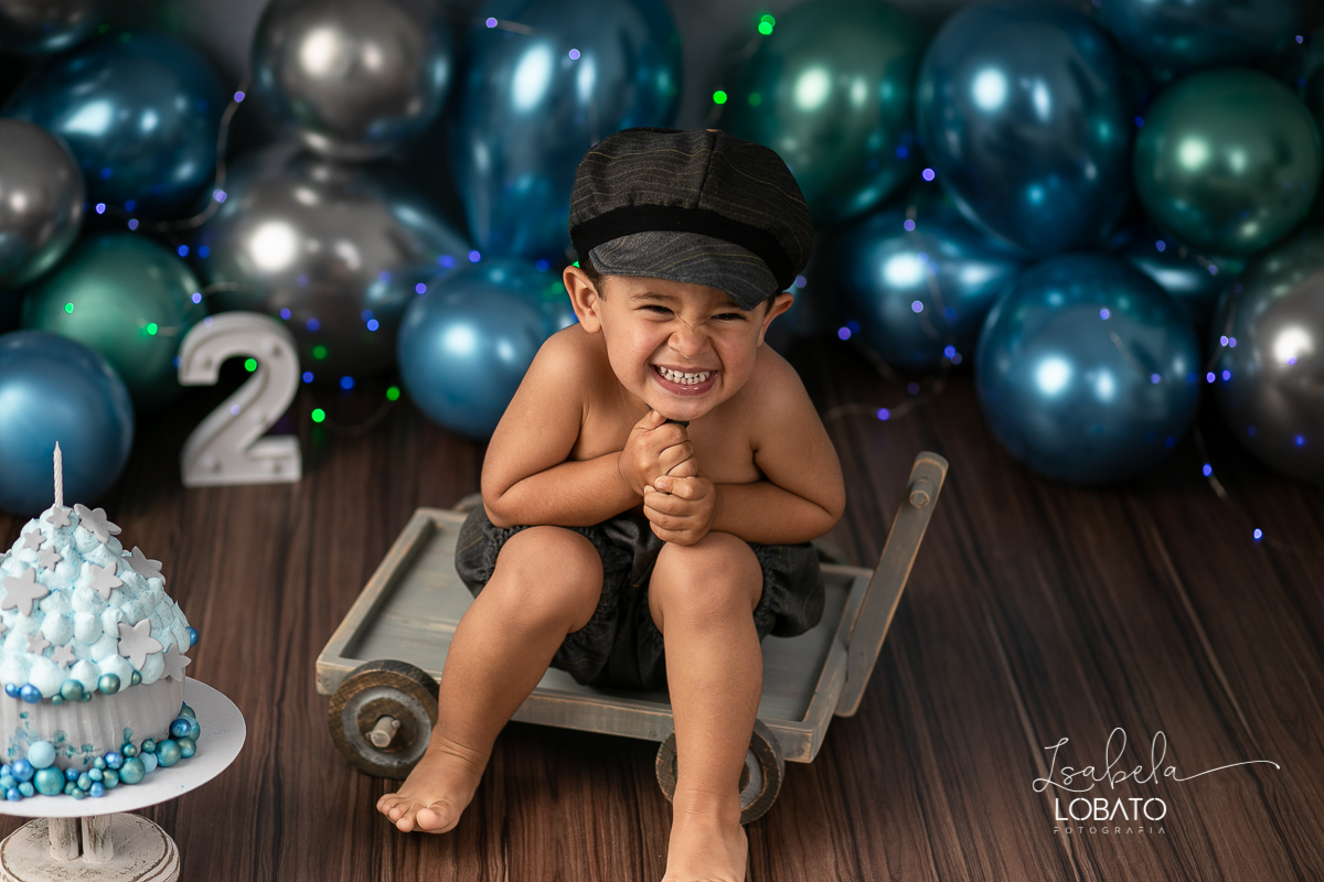 fotografa-de-criancas-em-barbacena-melhor-fotografa-de-barbacena-estudio-fotografico-infantil-isabela-lobato-fotografia-a-hora-do-bolo-mundo-azul-smash-the-cake-esmagando-o-bolo-book-infantil-bq-acompanhamento-fotografico-criativo-fotografa-em-carandai