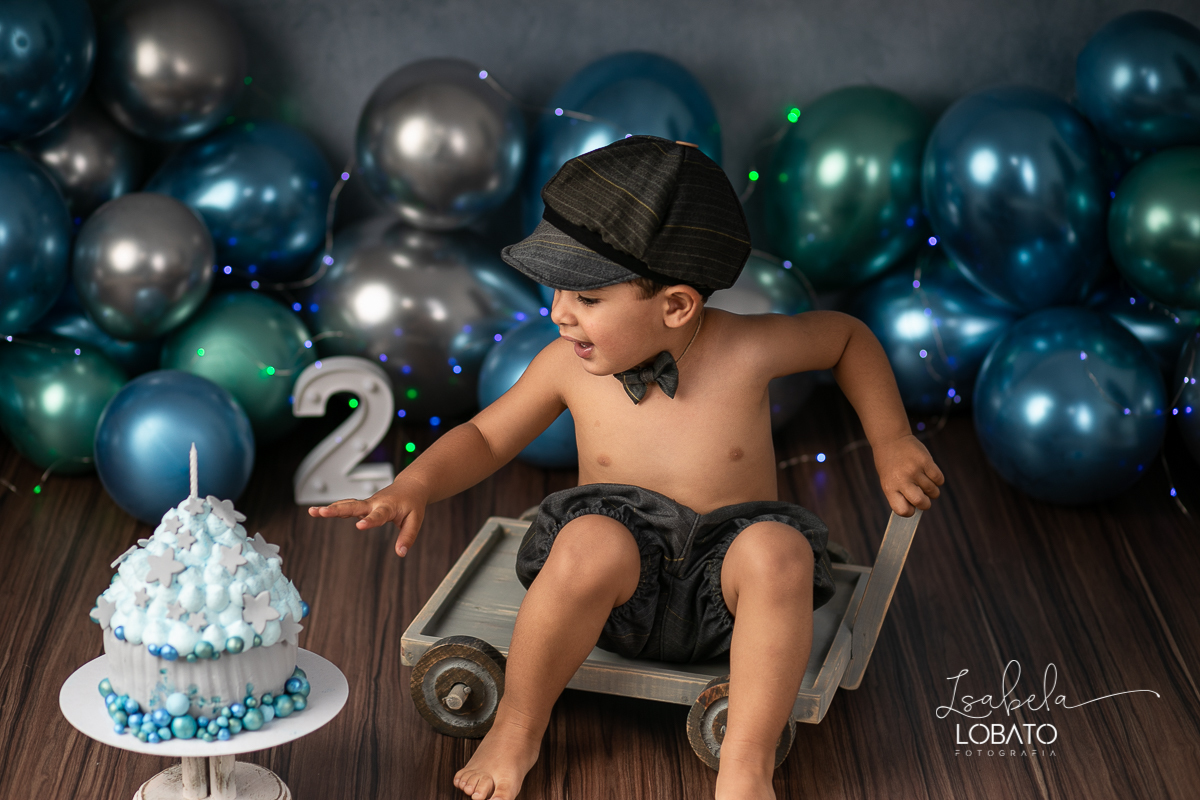 fotografa-de-criancas-em-barbacena-melhor-fotografa-de-barbacena-estudio-fotografico-infantil-isabela-lobato-fotografia-a-hora-do-bolo-mundo-azul-smash-the-cake-esmagando-o-bolo-book-infantil-bq-acompanhamento-fotografico-criativo-fotografa-em-carandai