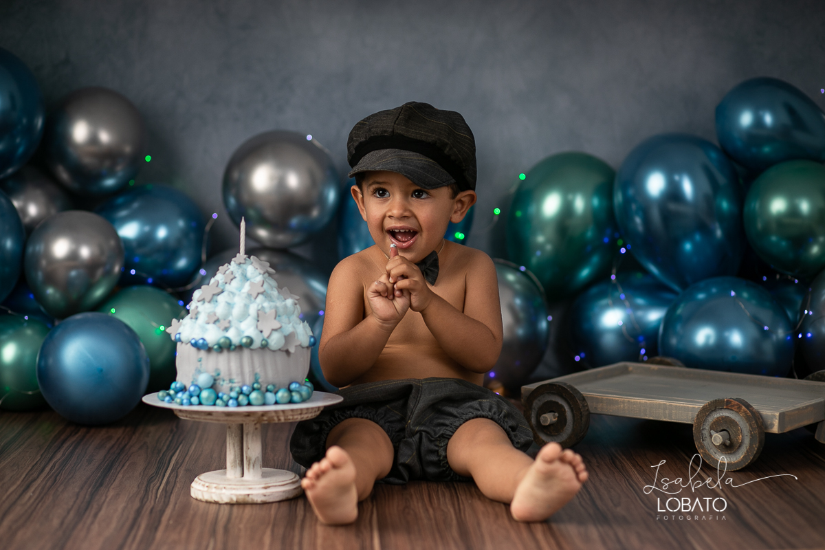 fotografa-de-criancas-em-barbacena-melhor-fotografa-de-barbacena-estudio-fotografico-infantil-isabela-lobato-fotografia-a-hora-do-bolo-mundo-azul-smash-the-cake-esmagando-o-bolo-book-infantil-bq-acompanhamento-fotografico-criativo-fotografa-em-carandai