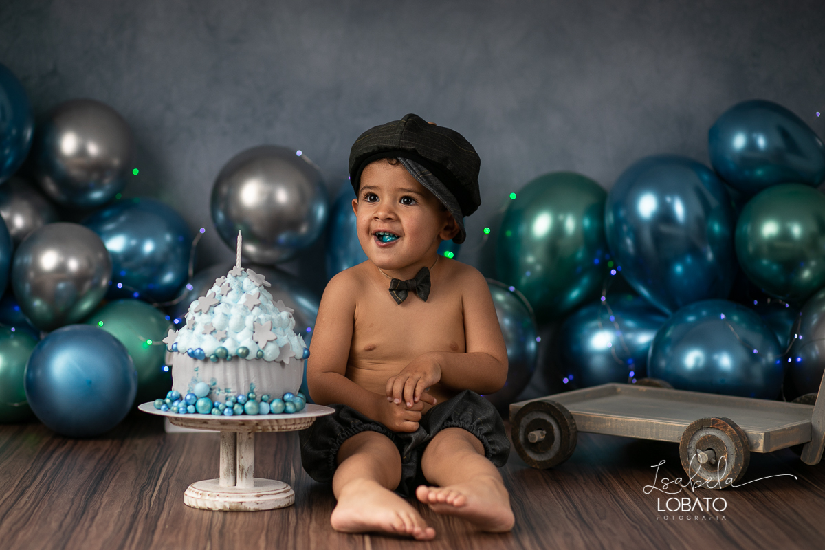 fotografa-de-criancas-em-barbacena-melhor-fotografa-de-barbacena-estudio-fotografico-infantil-isabela-lobato-fotografia-a-hora-do-bolo-mundo-azul-smash-the-cake-esmagando-o-bolo-book-infantil-bq-acompanhamento-fotografico-criativo-fotografa-em-carandai