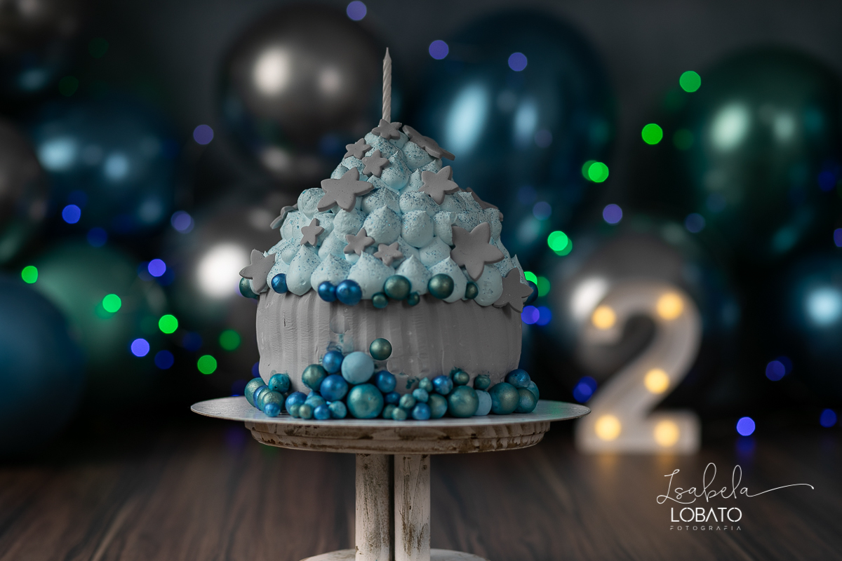 fotografa-de-criancas-em-barbacena-melhor-fotografa-de-barbacena-estudio-fotografico-infantil-isabela-lobato-fotografia-a-hora-do-bolo-mundo-azul-smash-the-cake-esmagando-o-bolo-book-infantil-bq-acompanhamento-fotografico-criativo-fotografa-em-carandai