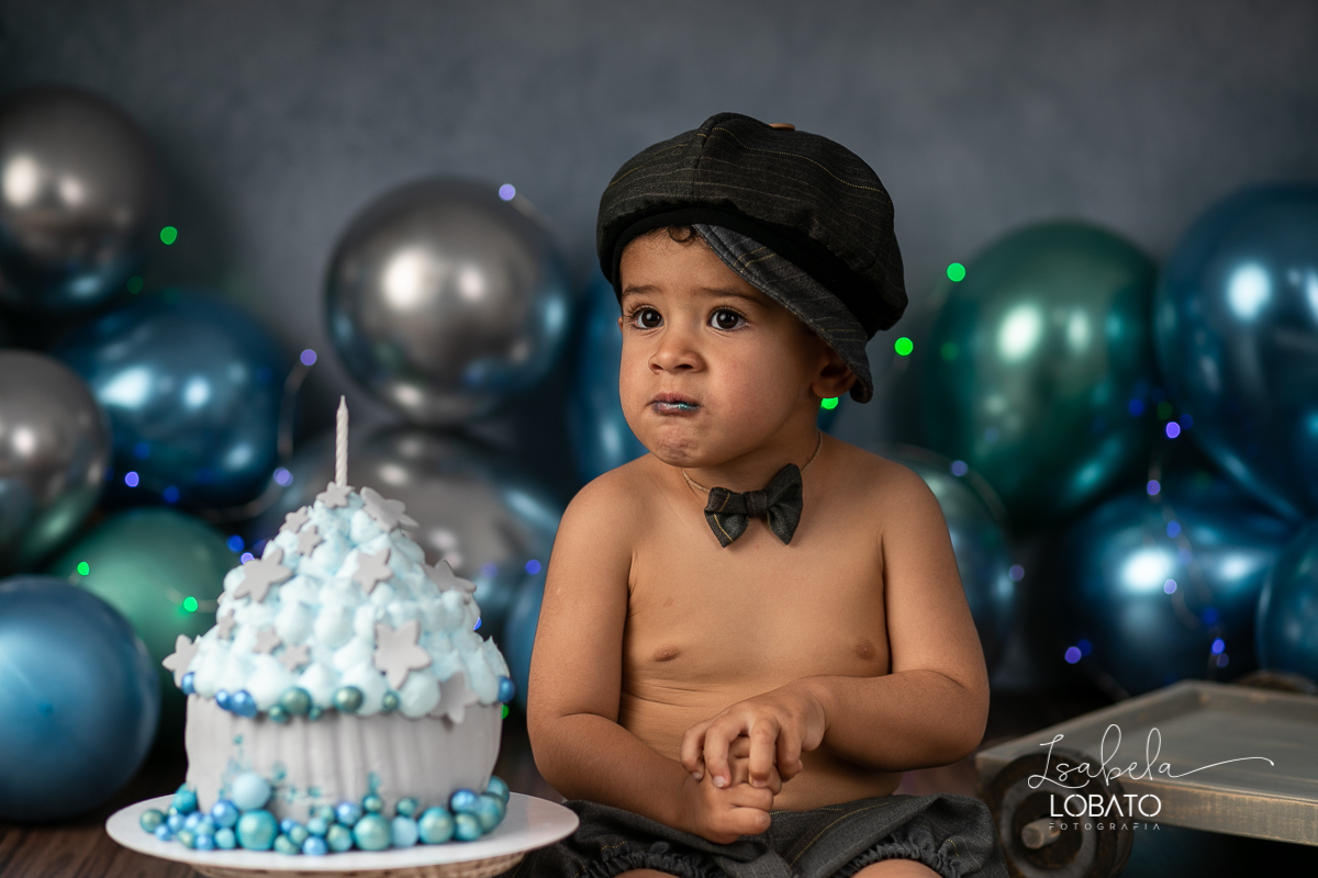 fotografa-de-criancas-em-barbacena-melhor-fotografa-de-barbacena-estudio-fotografico-infantil-isabela-lobato-fotografia-a-hora-do-bolo-mundo-azul-smash-the-cake-esmagando-o-bolo-book-infantil-bq-acompanhamento-fotografico-criativo-fotografa-em-carandai