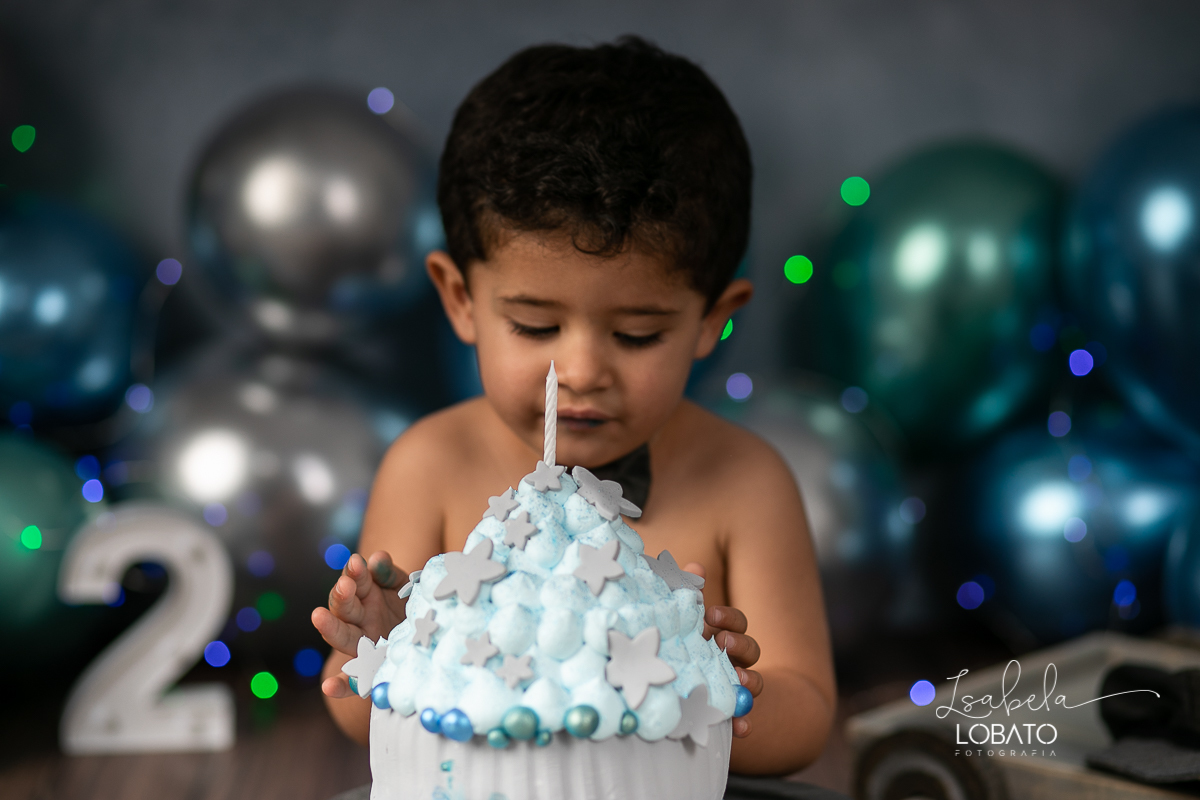 fotografa-de-criancas-em-barbacena-melhor-fotografa-de-barbacena-estudio-fotografico-infantil-isabela-lobato-fotografia-a-hora-do-bolo-mundo-azul-smash-the-cake-esmagando-o-bolo-book-infantil-bq-acompanhamento-fotografico-criativo-fotografa-em-carandai