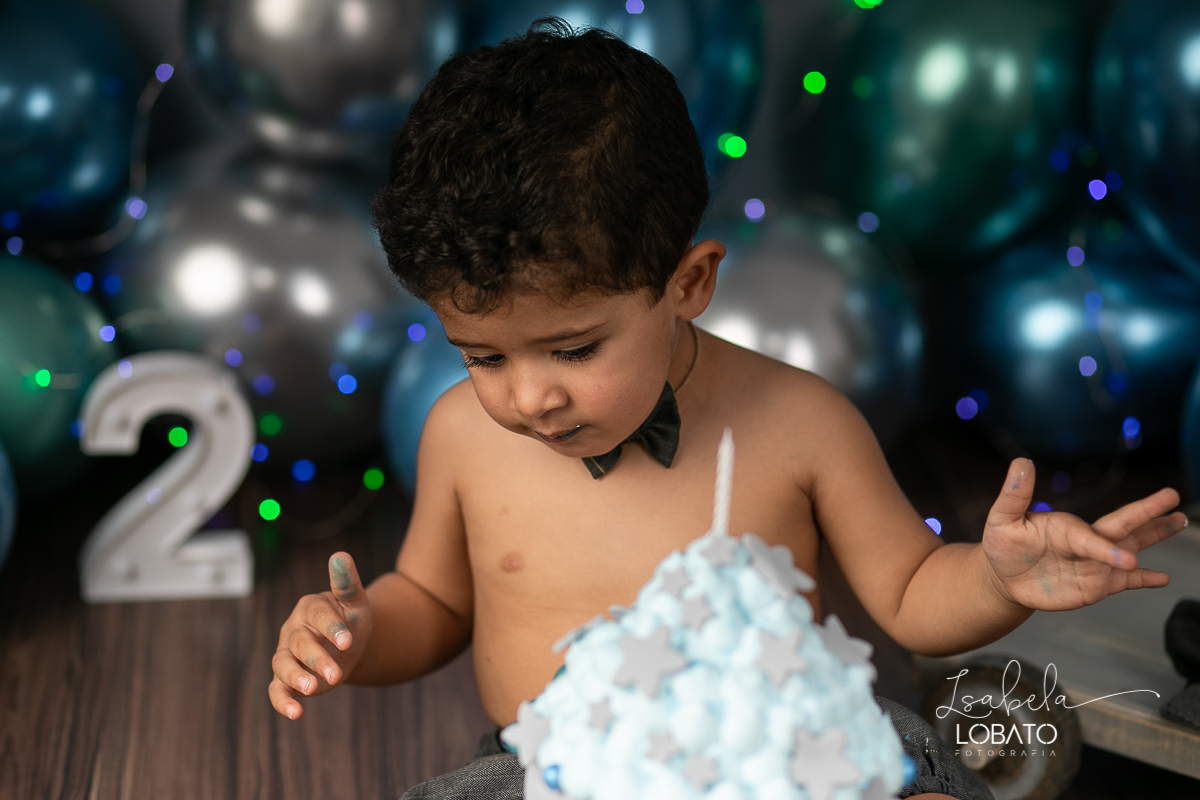 fotografa-de-criancas-em-barbacena-melhor-fotografa-de-barbacena-estudio-fotografico-infantil-isabela-lobato-fotografia-a-hora-do-bolo-mundo-azul-smash-the-cake-esmagando-o-bolo-book-infantil-bq-acompanhamento-fotografico-criativo-fotografa-em-carandai