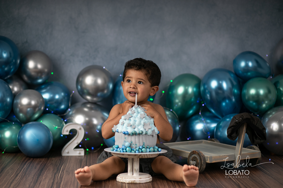 fotografa-de-criancas-em-barbacena-melhor-fotografa-de-barbacena-estudio-fotografico-infantil-isabela-lobato-fotografia-a-hora-do-bolo-mundo-azul-smash-the-cake-esmagando-o-bolo-book-infantil-bq-acompanhamento-fotografico-criativo-fotografa-em-carandai